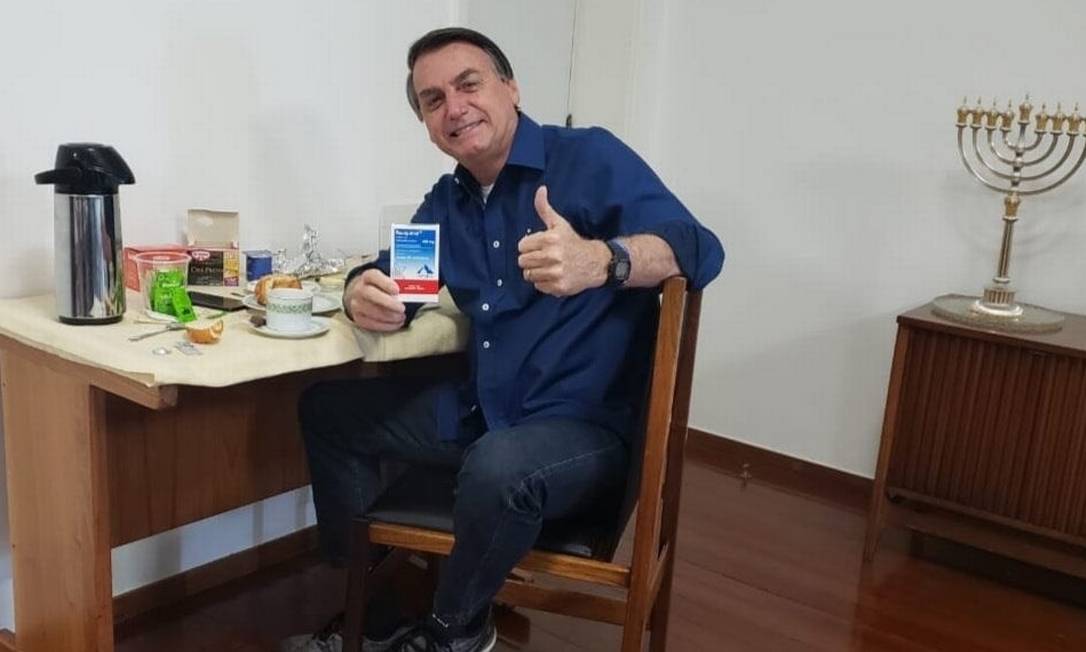 Foto: Reprodução/Twitter / Presidente Jair Bolsonaro exibe uma caixa de hidroxicloroquina ao anunciar resultado negativo para Covid-19