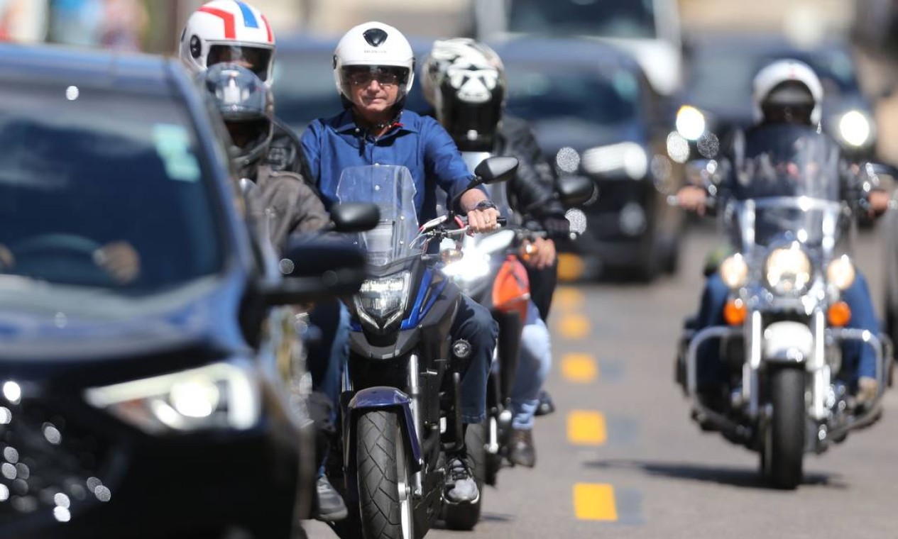 Bolsonaro é escoltado durante passeio de moto Foto: Jorge William / Agência O Globo