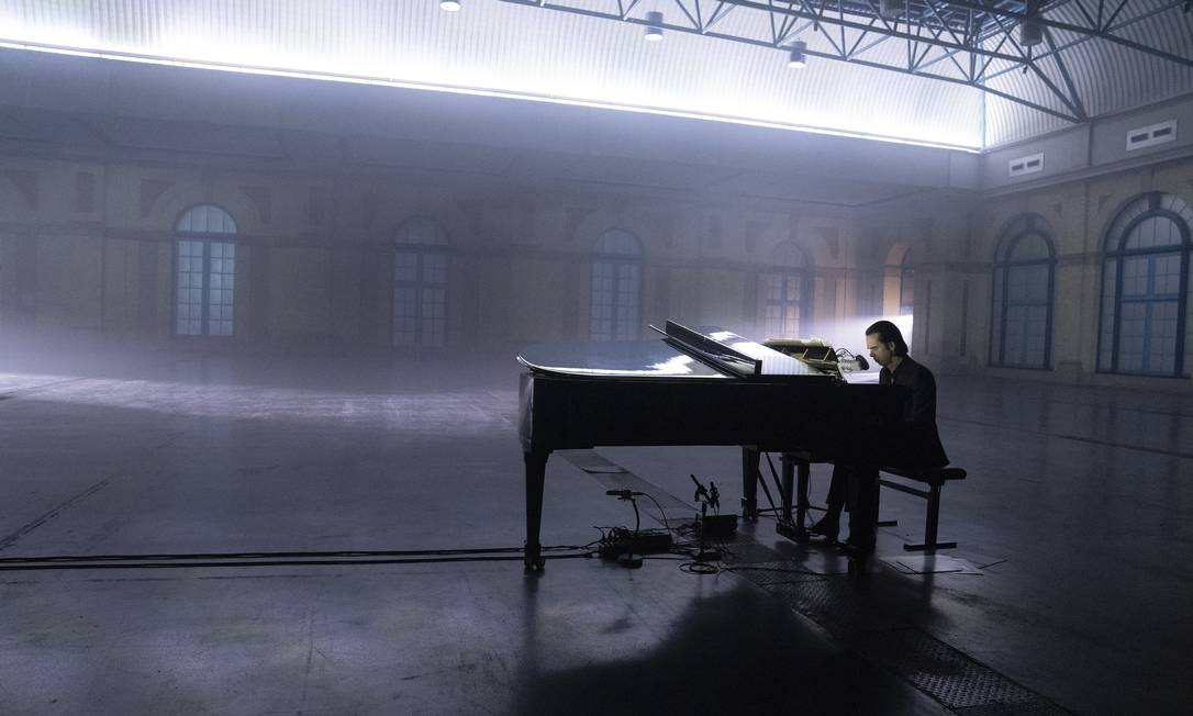 Cantor Nick Cave se apresentou em streaming pago, com recital de voz e piano num Alexandra Palace vazio Foto: Joel Ryan / Divulgação