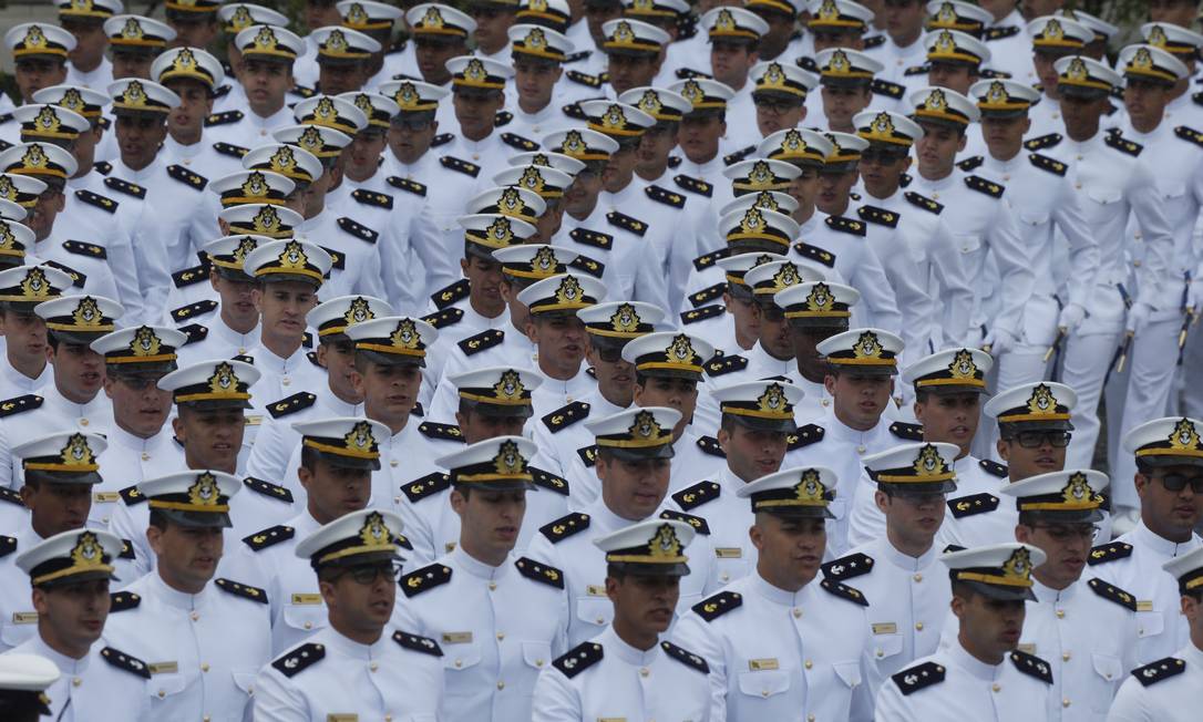 Formatura de oficiais da Marinha: cargos nos conselhos de estatais turbinam remunerações de militares Foto: Domingos Peixoto/08-12-2018