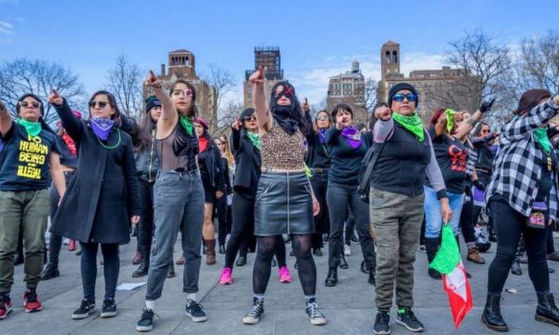 Protesto inspirado no coletivo feminista La Tesis, cuja intervenção para denunciar crimes sexuais deu visibilidade a casos no Chile Foto: Getty Images