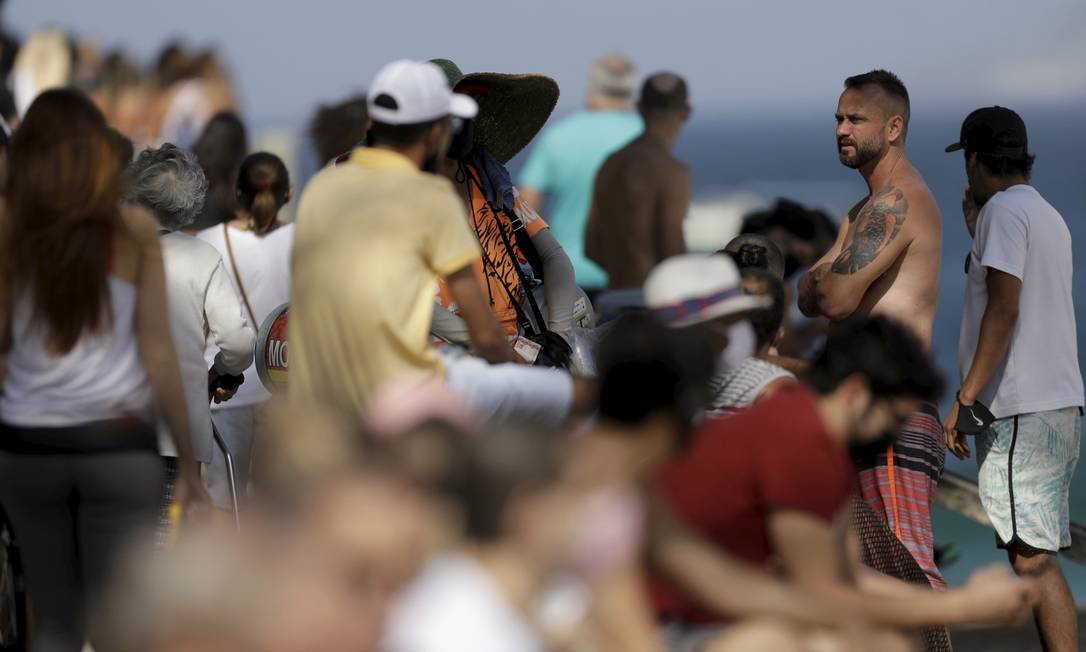 Pandemia do novo coronavírus. Na praia do Leme, pessoas sem máscara Foto: Gabriel de Paiva/ Agência O Globo