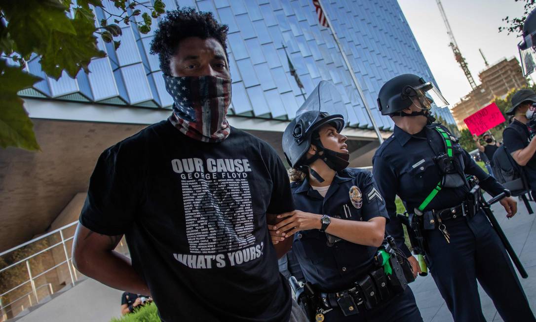 Polícia prende homem durante protesto no centro de Los Angeles, na Califórnia. Foto: APU GOMES / AFP 25/07/2020