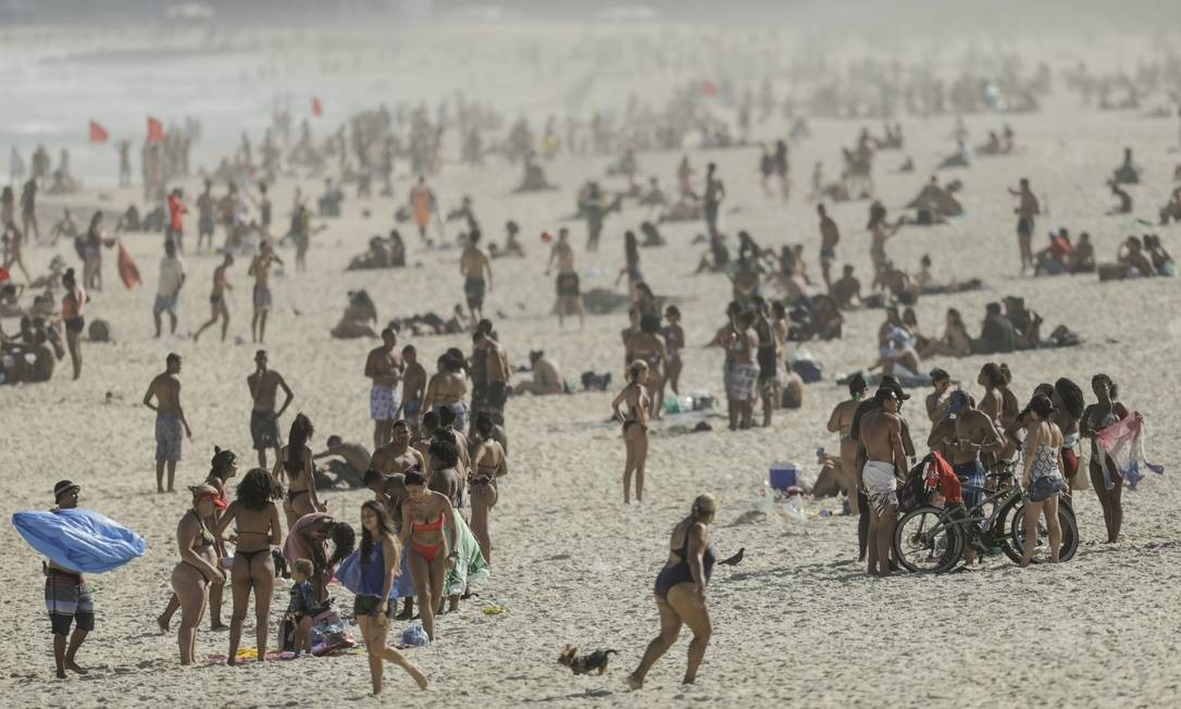 Durante fim de semana com praias cheias, prefeitura do Rio retira 400 pessoas das areias da orla