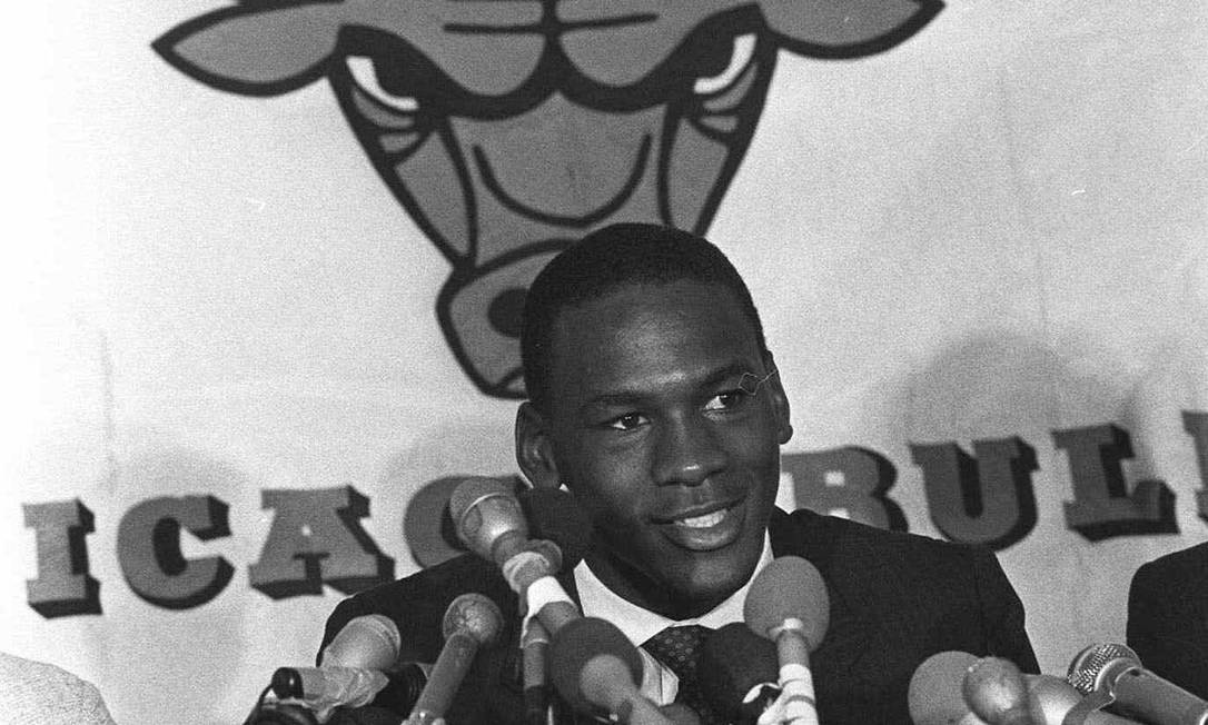 Michael Jordan fala com reporteres após assinar um contrato de seis anos com o Chicago Bulls, em 12 de setembro de1984 Foto: Charlie Knoblock / Agência O Globo