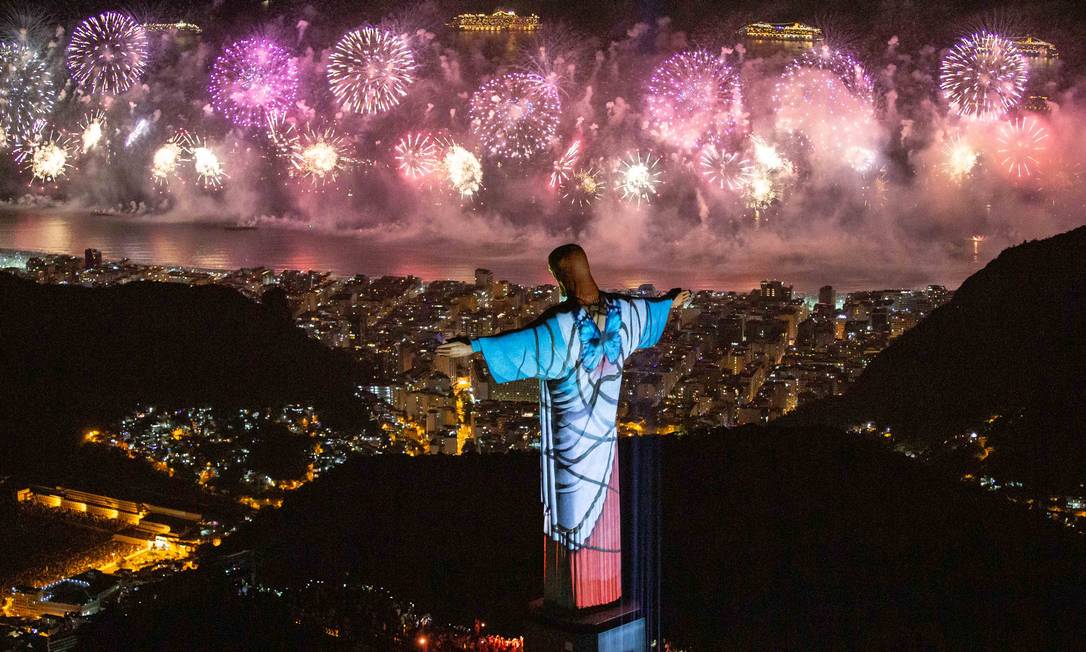 Virada do ano com fogos e projeções no Cristo, de 2019 para 2020 Foto: Fernando Maia / Riotur (Divulgação)
