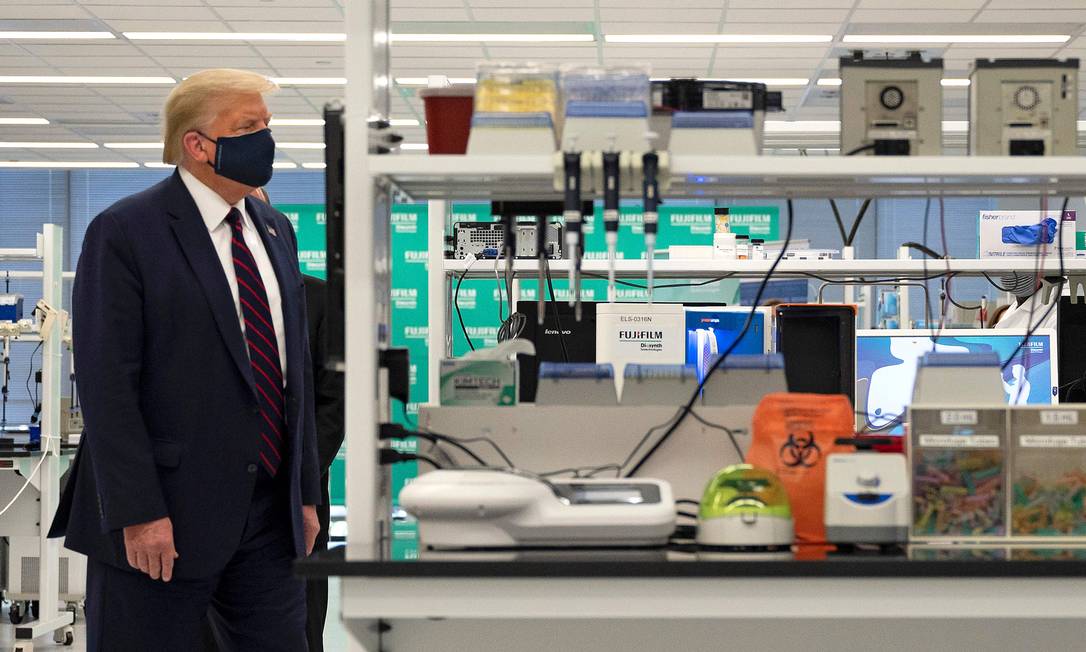 Trump usou máscara pela segunda vez em público ao visitar uma fábrica que produz componentes para uma vacina contra a Covid-19 Foto: JIM WATSON / AFP