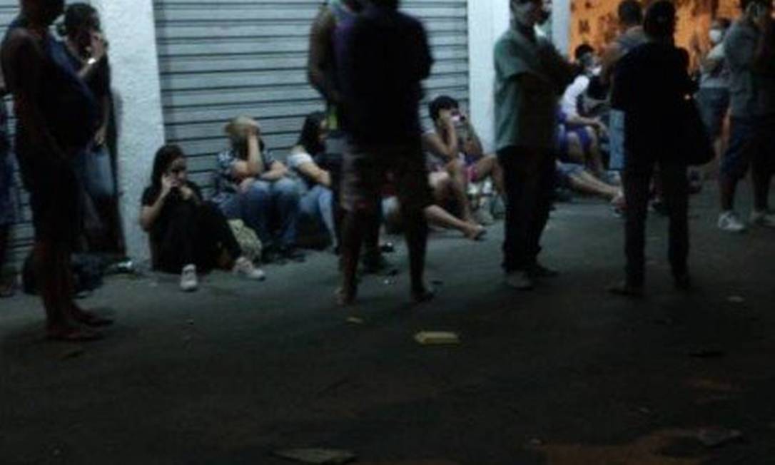 Moradores da Praça Seca esperam tiros acabarem para poderem voltar para suas casas Foto: Reprodução / Twitter