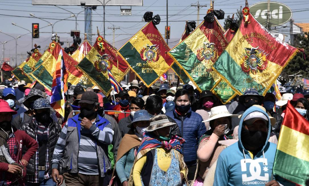 Manifestantes em passeata na cidade de El Alto, próximo à capital La Paz, na Bolívia Foto: AIZAR RALDES / AFP