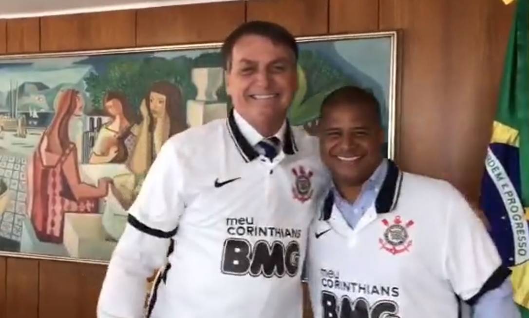 O presidente Jair Bolsonaro e o ex-jogador Marcelinho Carioca vestem camisas do Corinthians Foto: Reprodução/Facebook