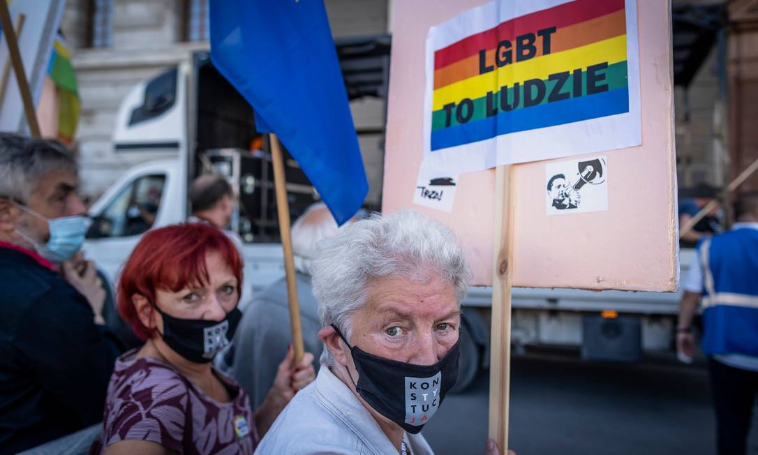 Mulheres protestam a favor dos direitos LGBTs e contra o governo polonês, em Varsóvia Foto: WOJTEK RADWANSKI / AFP