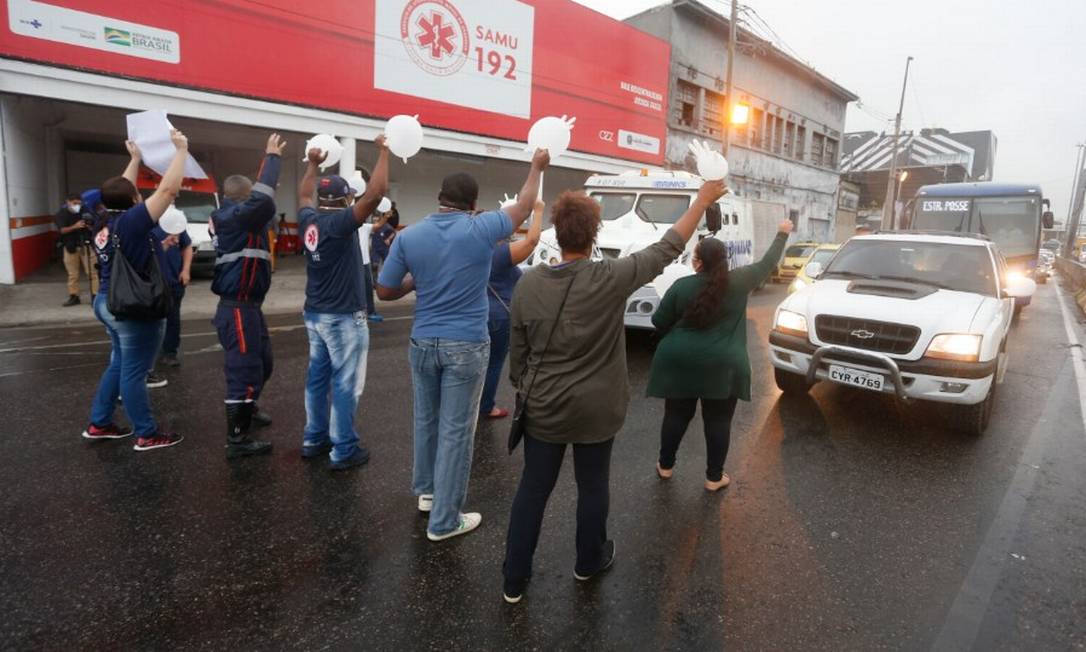 Funcionários do Samu fazem protesto contra salários atrasados há dois meses Foto: Fabiano Rocha / Agência O Globo