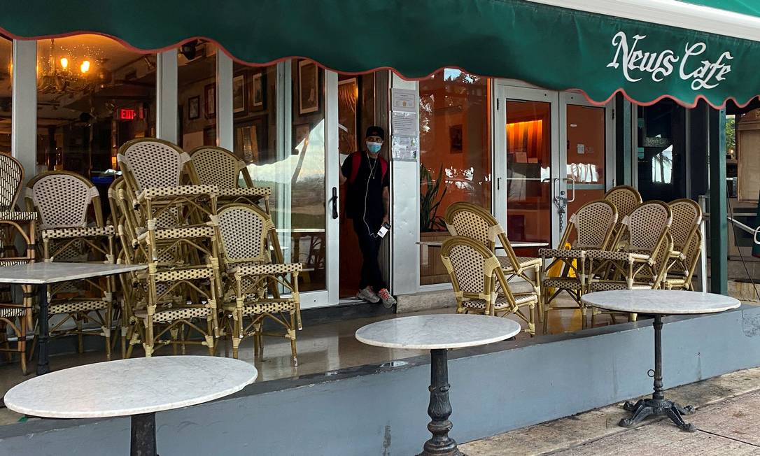 O restaurante News Cafe, em Miami Beach, é fechado antes do toque de recolher imposto devido ao aumento do número de casos de Covid-19 na Flórida Foto: Liza Feria / Reuters