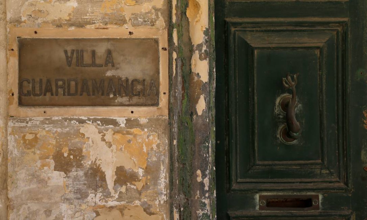 A placa com o nome de Villa Guardamangia, a antiga residência da rainha Elizabeth e do príncipe Philip, em Pieta, Malta Foto: DARRIN ZAMMIT LUPI / REUTERS