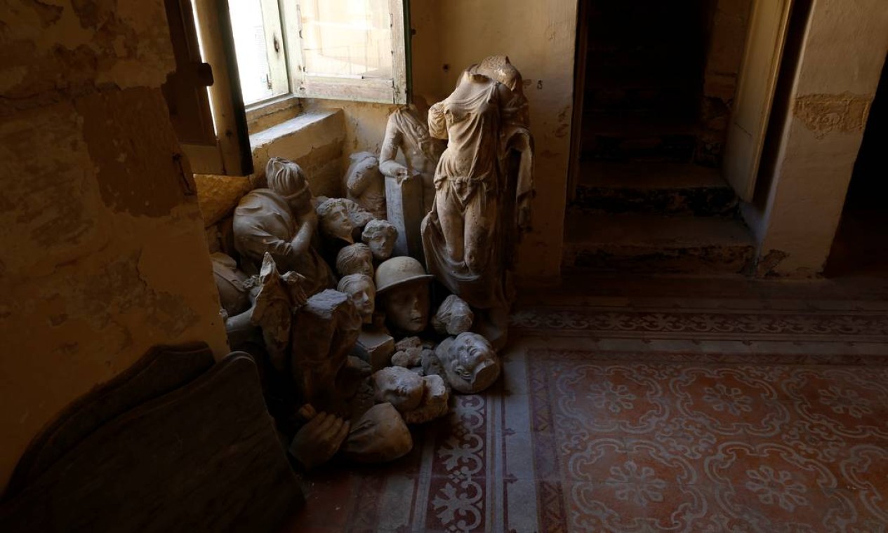 Pedaços de estátuas quebradas que foram recuperadas do jardim estão empilhados em uma sala Foto: DARRIN ZAMMIT LUPI / REUTERS