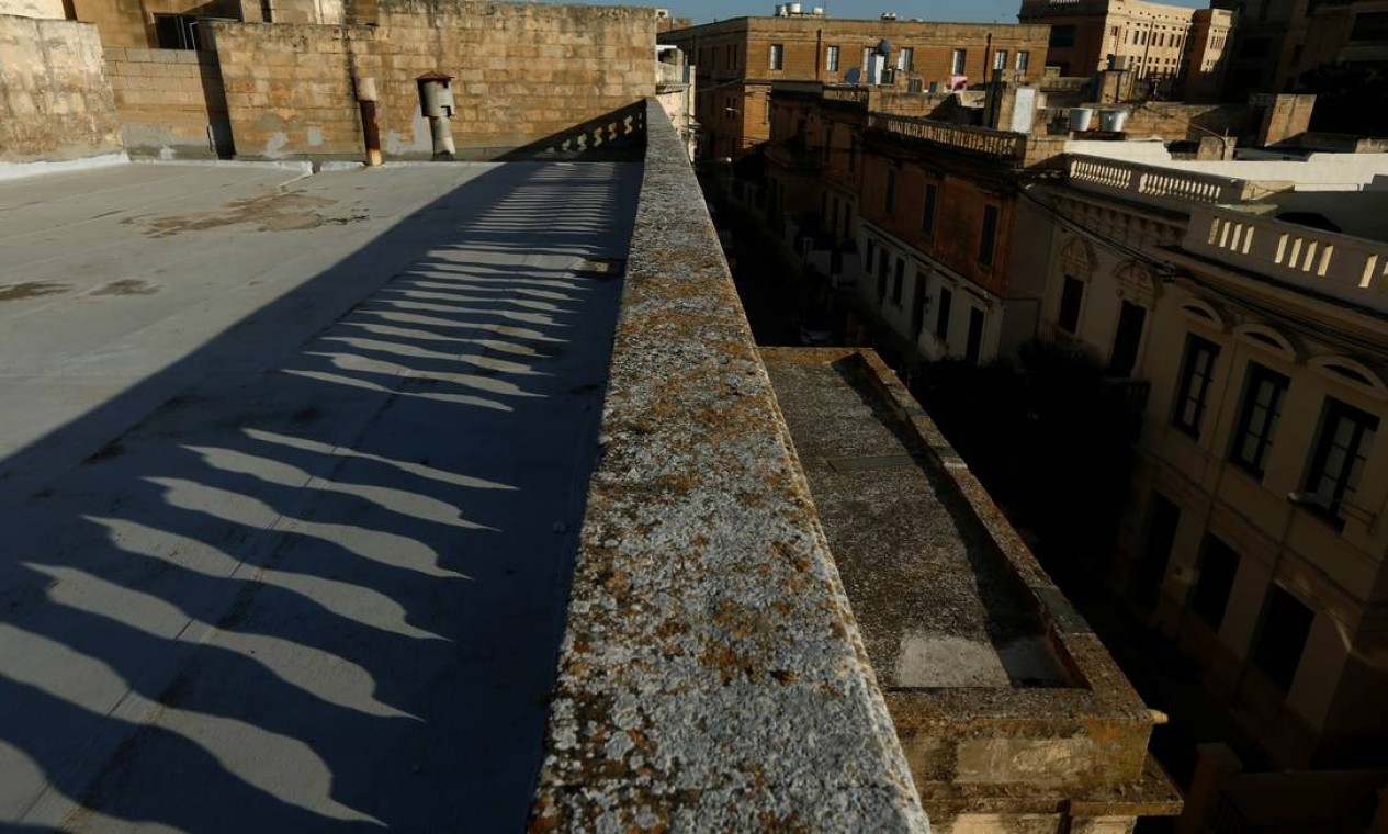 Sombras de uma balaustrada são lançadas no terraço da Villa Guardamangia Foto: DARRIN ZAMMIT LUPI / REUTERS