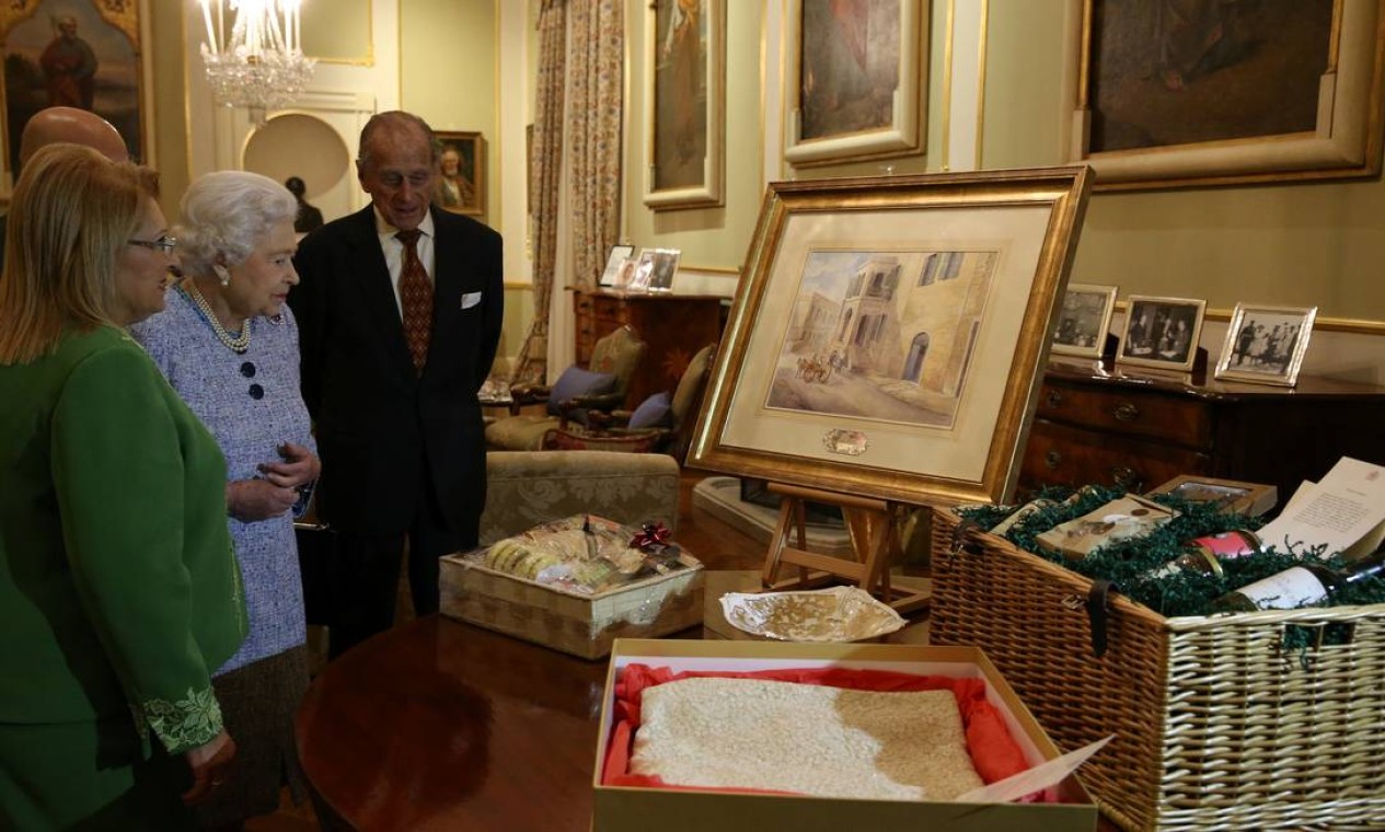 A então presidenta de Malta, Marie-Louise Coleiro Preca, apresenta uma pintura de Villa Guardamangia à rainha Elizabeth e ao príncipe Philip, durante visita a Attard, Malta, em 26 de novembro de 2015 Foto: HANDOUT / REUTERS