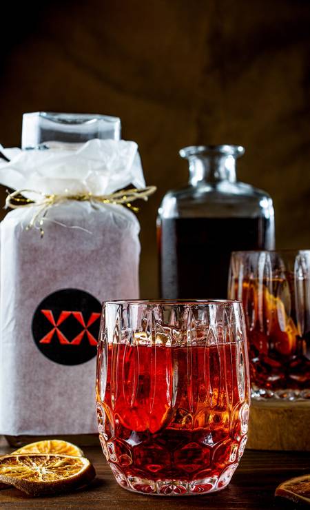 O kit da Mixxing (97943-5424) vem com dois copos e garrafa de 900ml de drinques como o Big D, gim infusionado em erva mate, Campari e vermute tinto (R$ 250) Foto: Lipe Borges / Divulgação