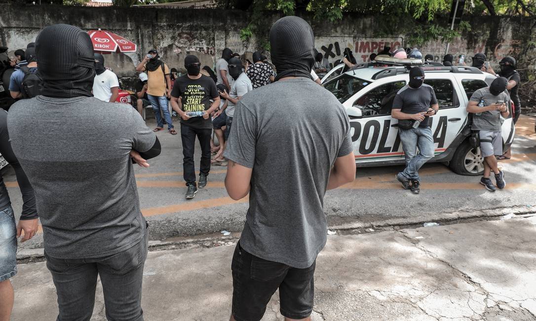 Policiais militares encapuzados amotinados no 18º batalhão, no bairro de Antônio Bezerra, Zona Oeste de Fortaleza Foto: Jarbas Oliveira/Agência O Globo