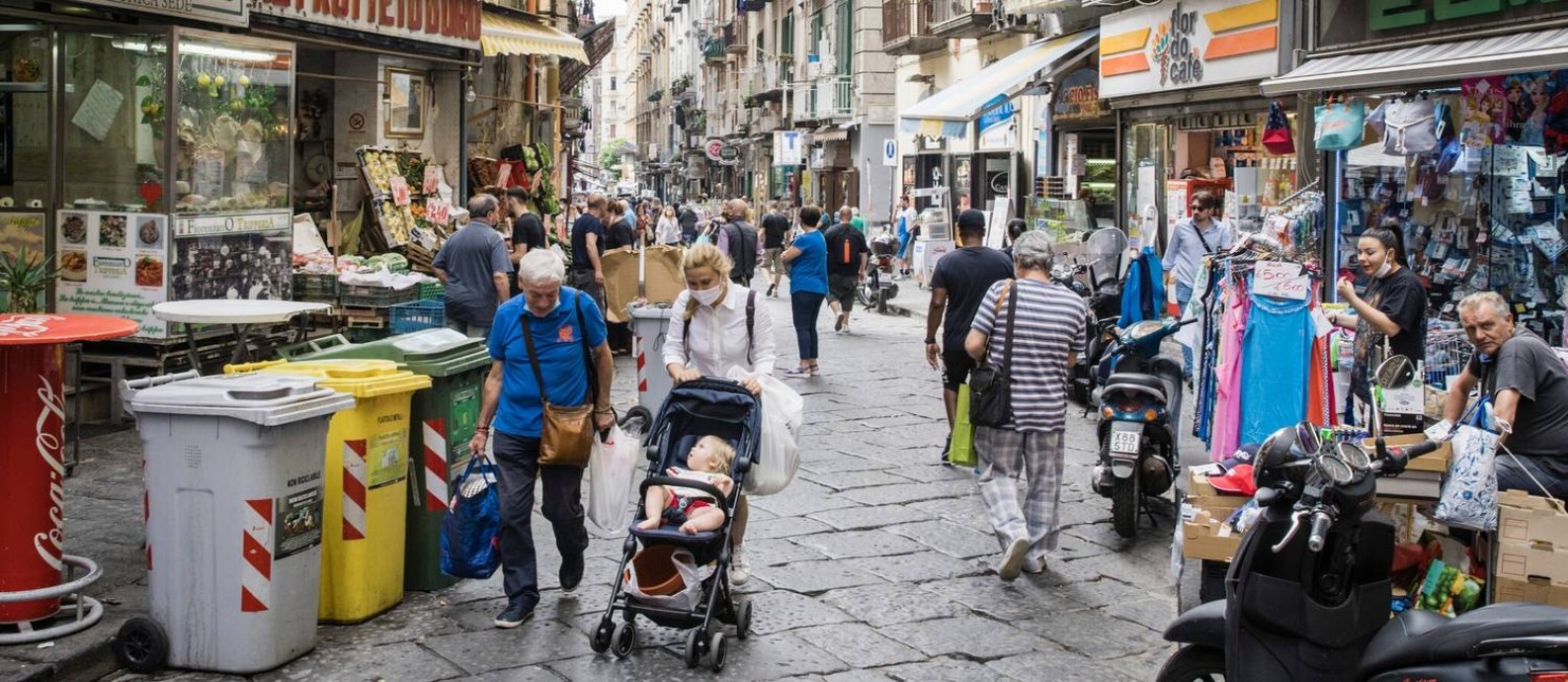 Italianos caminham por Nápoles, em 19 de junho Foto: Gianni Cipriano / New York Times