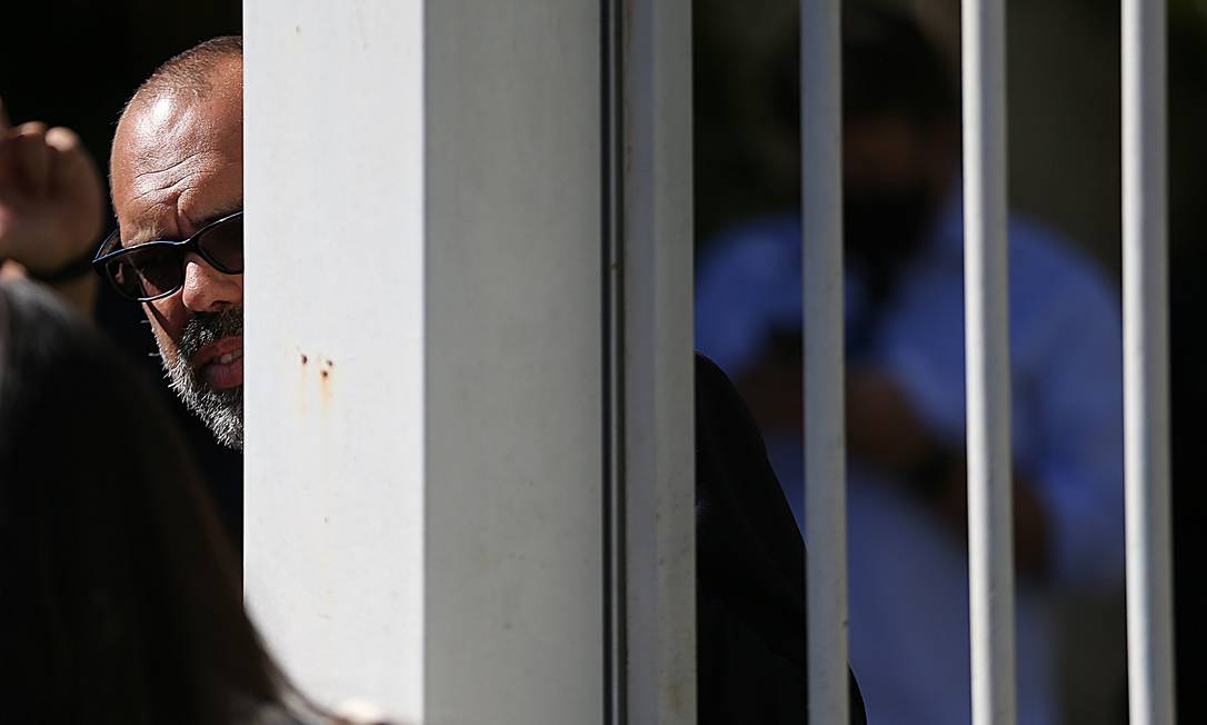 Allan Santos, em maio deste ano, durante operação de busca e apreensão realizada pela Polícia Federal em sua casa, em Brasília. Blogueiro é alvo de dois inquéritos que tramitam no Supremo Tribunal Federal (STF) que investigam ataques ao STF, fake news e financiamento de atos antidemocráticos Foto: Jorge William / Agência O Globo