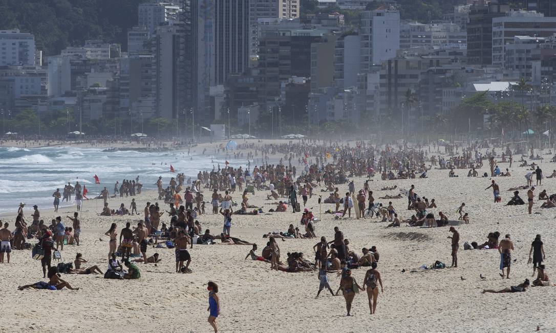 Praia ficou cheia no domingo de sol Foto: Márcia Foletto / Agência O Globo