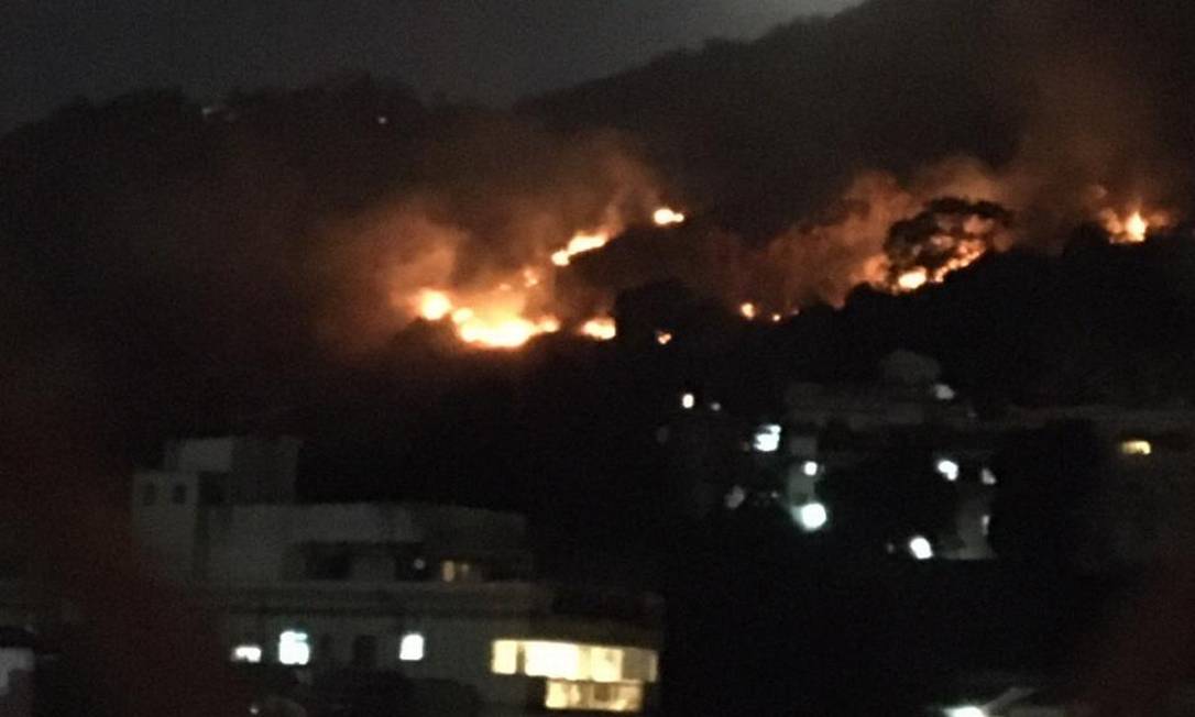 Fogo atinge mata do Morro do Salgueiro, na Tijuca Foto: Reprodução