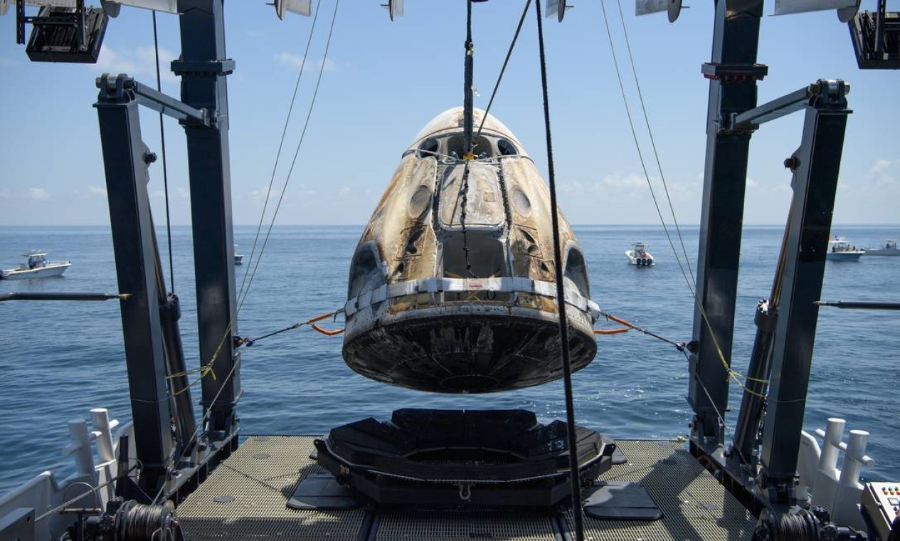 Agosto - Espaçonave SpaceX Crew Dragon Endeavor é transportada para o navio de recuperação SpaceX GO Navigator logo após pousar com os astronautas da NASA Robert Behnken e Douglas Hurley, no Golfo do México, na costa de Pensacola, Flórida. Primeira nave tripulada dos EUA em uma década pousou neste domingo no Golfo do México Foto: BILL INGALLS / AFP - 02/08/2020