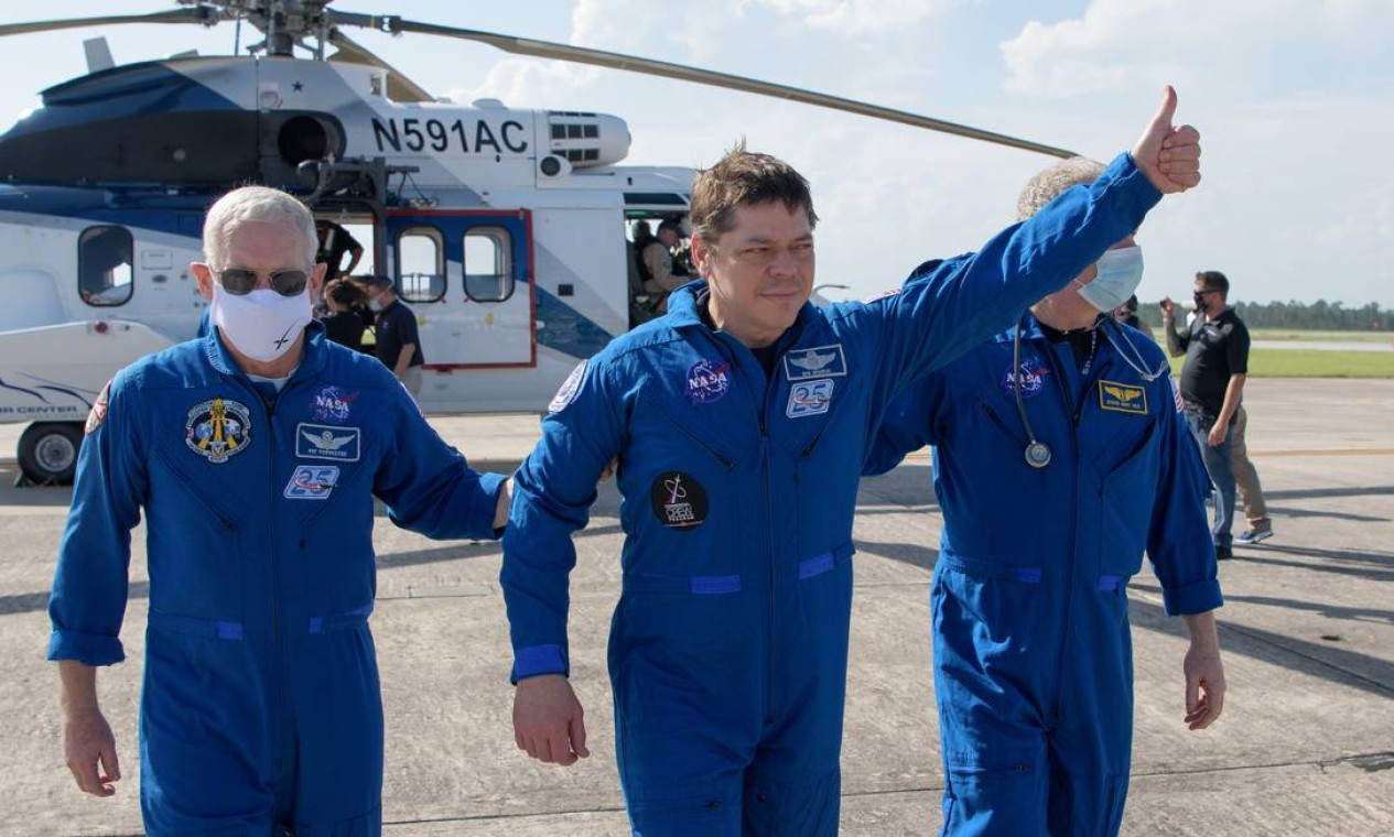 SpaceX leva astronautas da NASA para casa em segurança em missão ...