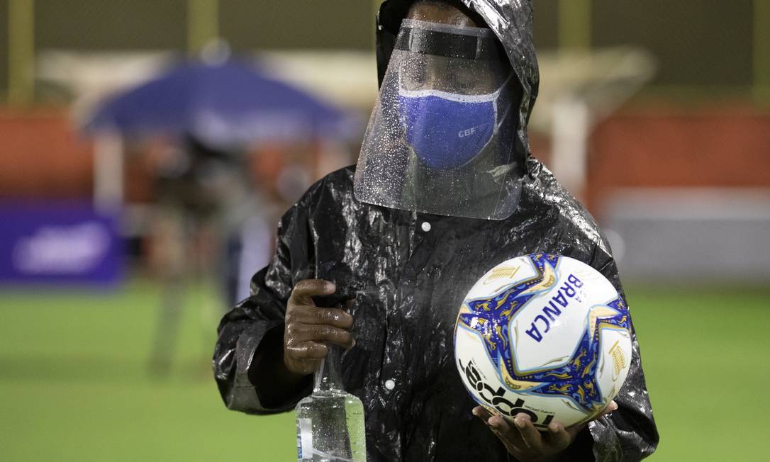 Gandula tem que higienizar a bola Foto: Lucas Figueiredo/CBF