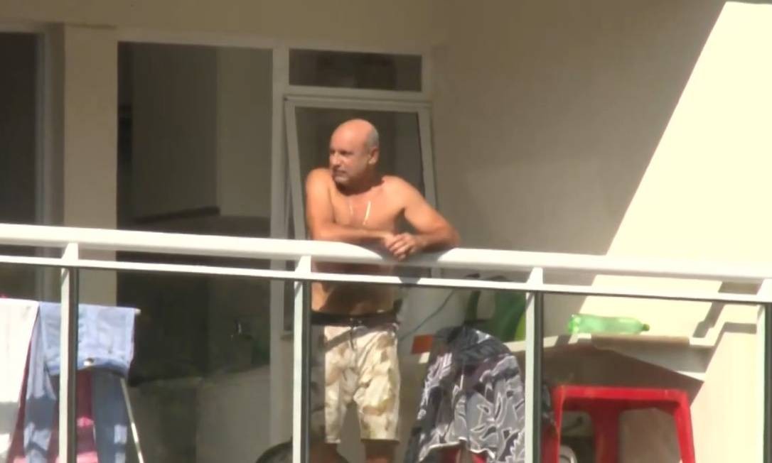 Queiroz pega sol na sacada do apartamento onde cumpre prisão domiciliar, no Rio Foto: Reprodução / Agência O Globo