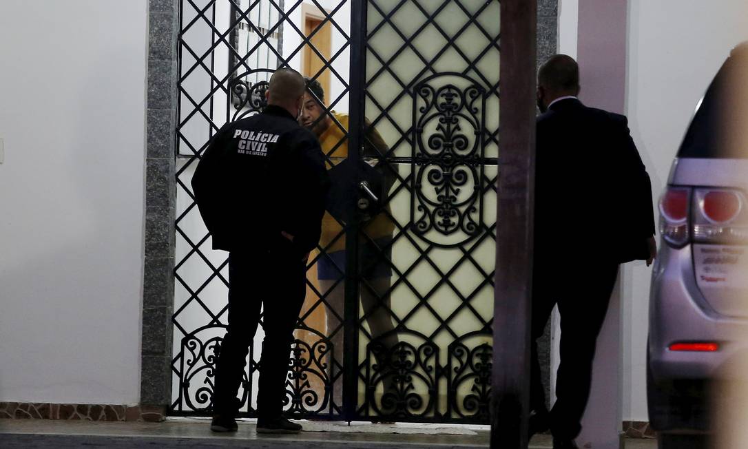 O vereador (de camisa amarela) recebe os agentes em sua casa Foto: Fabiano Rocha / Agência O Globo