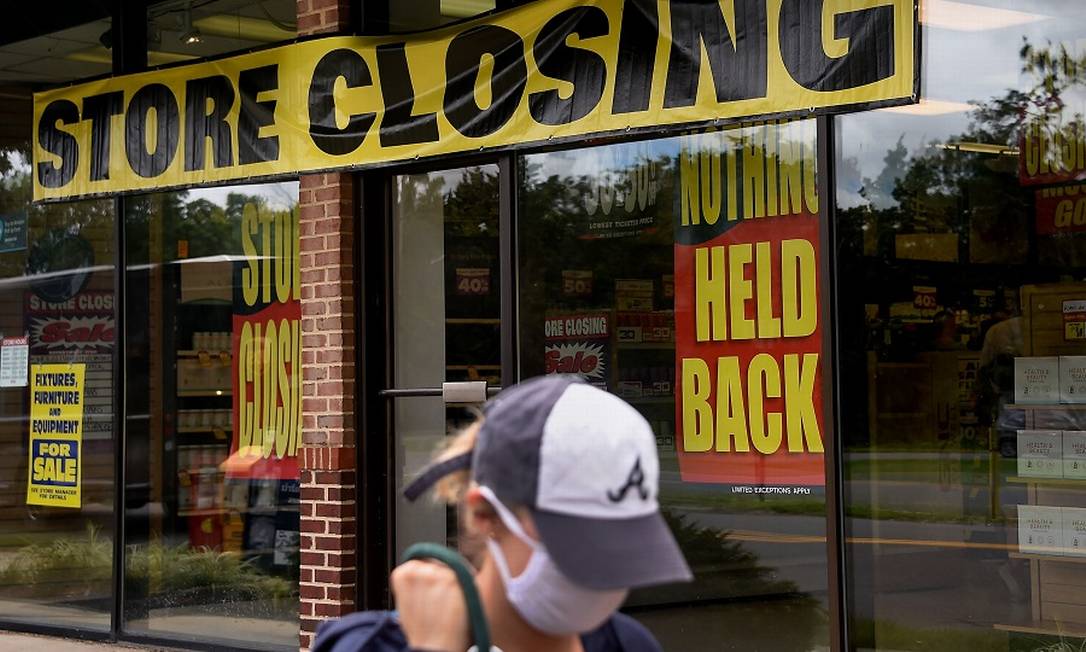 Loja fechando em Arlington, na Virgínia: apesar da queda no desmprego, mercado ainda tem longo caminho para se recuperar. Foto: OLIVIER DOULIERY / AFP
