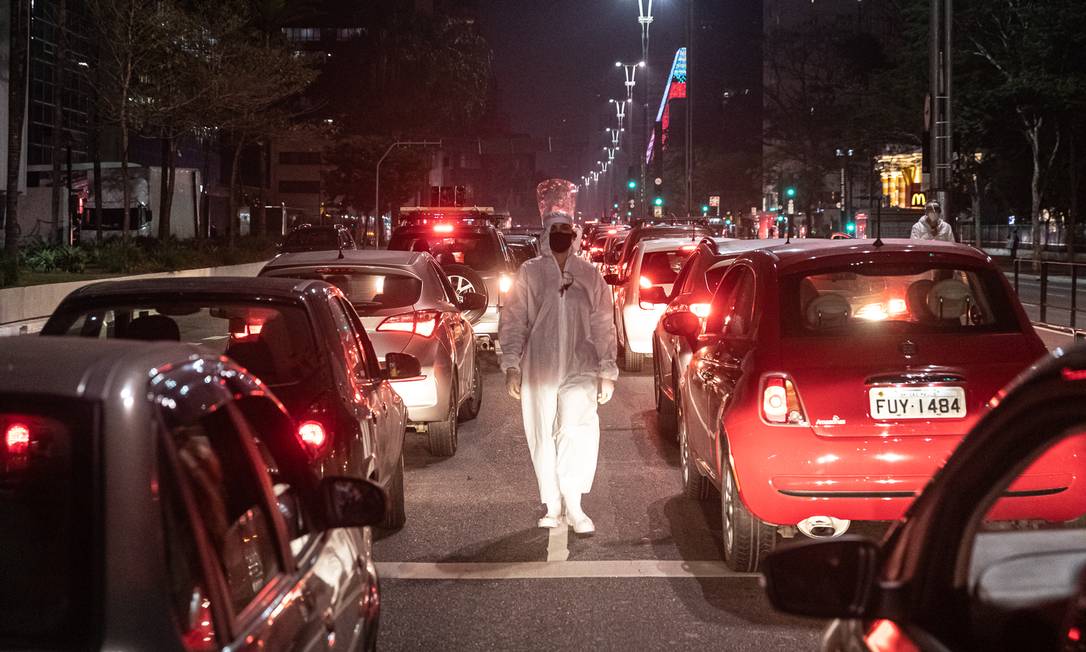 Carreata em marcha a ré da Avenida Paulista à Rua da Consolação teve trilha do barulho de respiradores usados em hospitais e do Hino Nacional tocado ao contrário Foto: Matheus José Maria / Divulgação