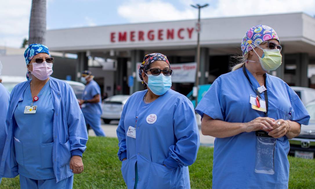 Profissionais de saúde protestam por melhores condições de trabalho na pandemia em frente a hospital de Fountain Valley, na Califórnia Foto: MIKE BLAKE / REUTERS