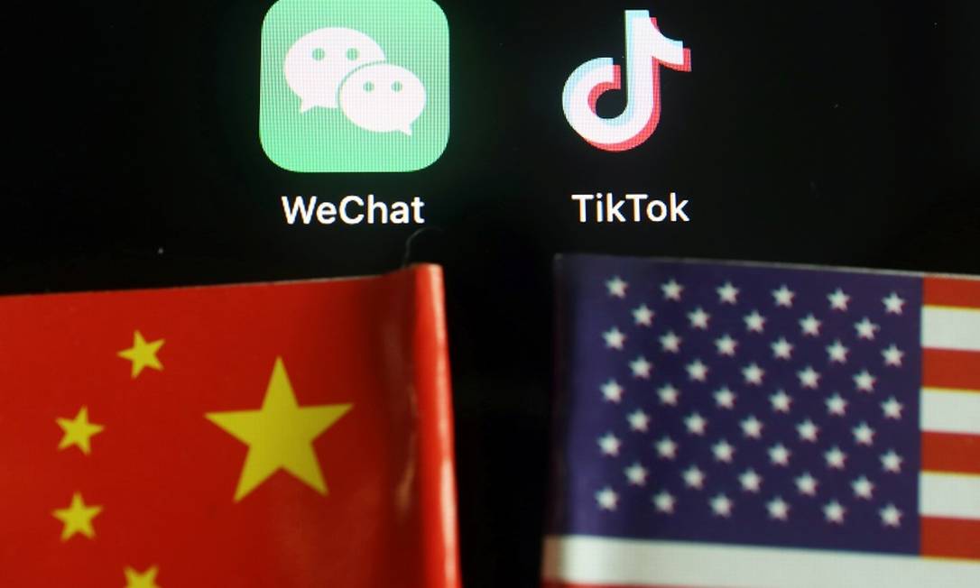 Logotipos de WeChat e TikTok com bandeiras chinesa e americana: reação a banimento nos EUA. Foto: FLORENCE LO / REUTERS