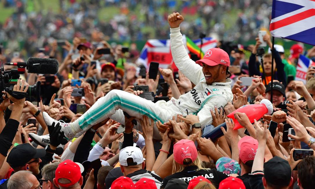 F1: Hamilton Vence, Celebra Com Bandeira Do Brasil E Emociona O Público ...