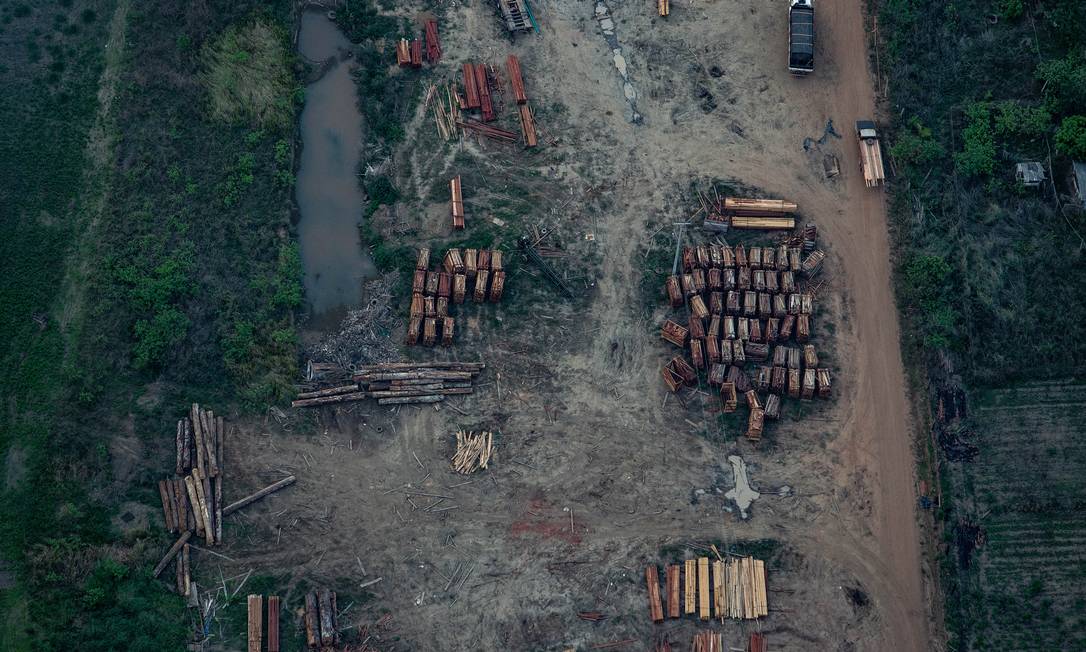 Vista aérea de madeireira nas imediações de Porto Velho (RO), na Floresta Amazônica Foto: VICTOR MORIYAMA / NYT