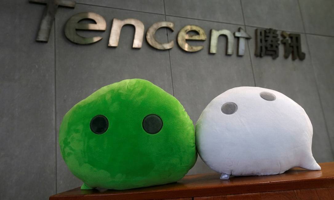 Almofadas dos balõezinhos que são o símbolo do WeChat em escritório da Tencent, na China Foto: Bobby Yip / REUTERS