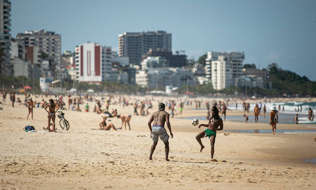 Em Ipanema e no Leblon, banhistas na areia e ambulantes fora da lei Foto: Hermes de Paula / Agência O Globo
