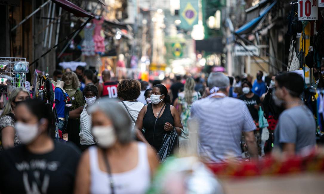 Com máscara, clientes fazem compras no Saara, no Centro do Rio. Foto: Hermes de Paula / Agência O Globo
