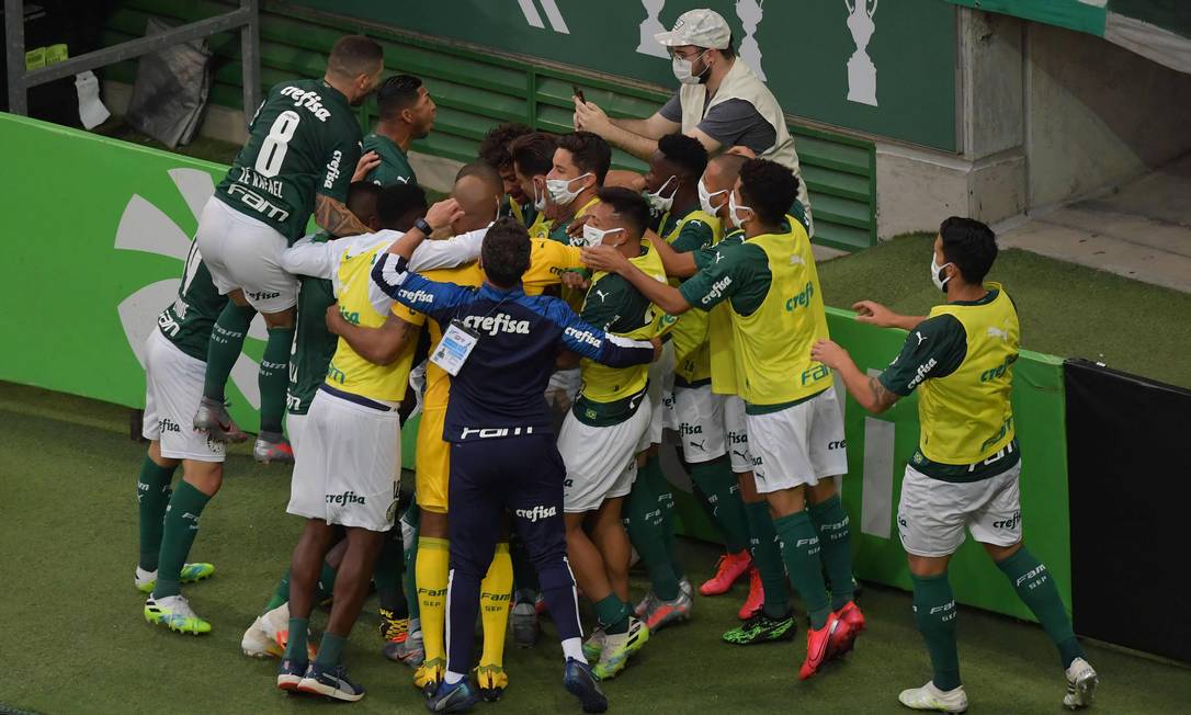 Jogadores do Palmeiras comemoram gol de Luiz Adriano Foto: NELSON ALMEIDA / AFP