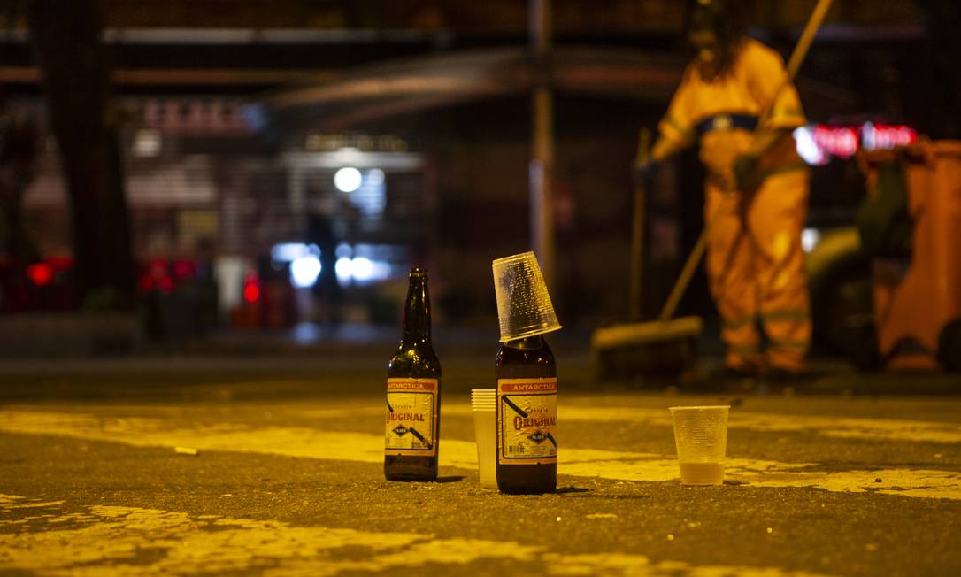 Gari trabalha na limpeza da Ruas Dias Ferreira após fechamento dos bares Foto: Alexandre Cassiano / Agência O Globo