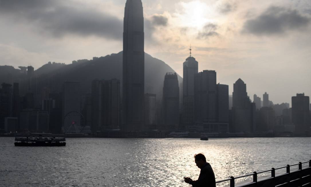 Cidade de Hong Kong, ao fundo, se vê envolta das disputas sino-americanas Foto: ANTHONY WALLACE / 21-1-2020 / AFP