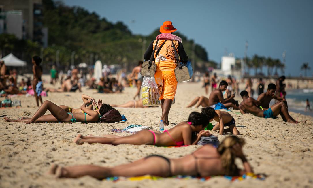 Em Ipanema e no Leblon, muitos banhistas na areia mesmo sem a autorização da prefeitura no fim de semana Foto: Hermes de Paula / O Globo