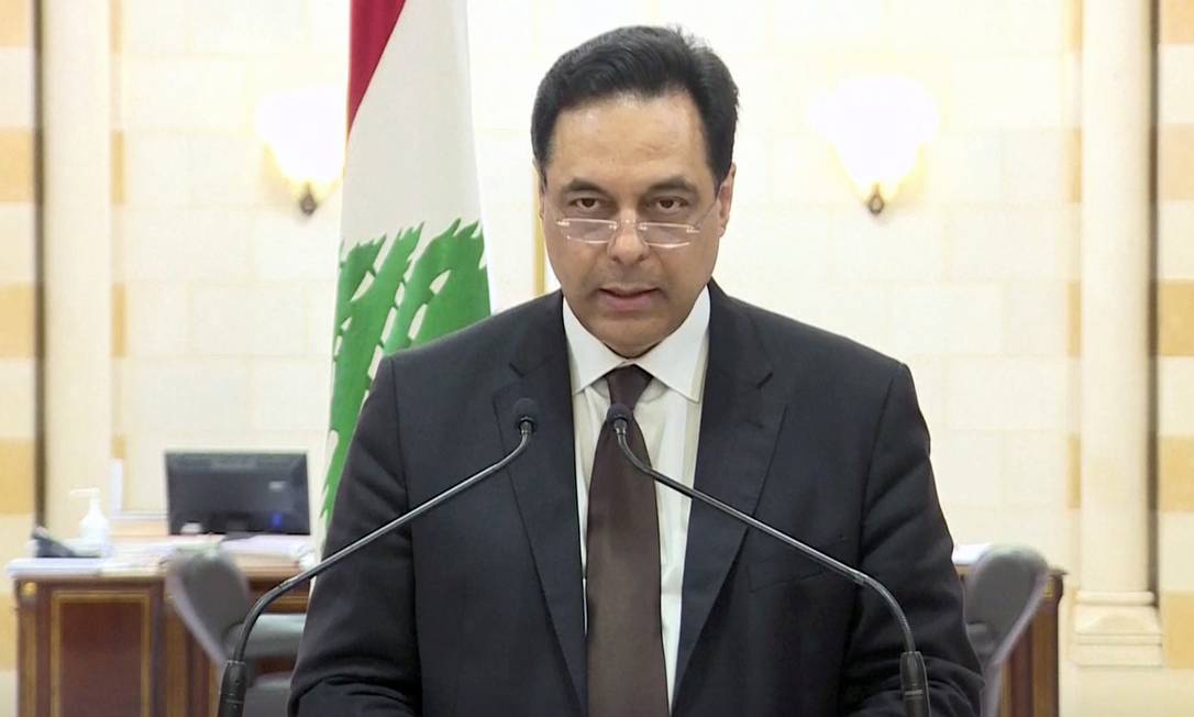 Premier libanês Hassan Diab no discurso em que anunciou sua renúncia e de seu gabinete Foto: TELE LIBAN / via REUTERS