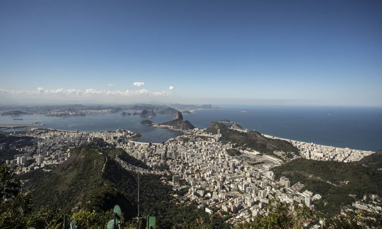 A cidade do Rio vista do Cristo Redentor, paisagem que cariocas e turistas voltarão a apreciar a partir do dia 15 Foto: Ana Branco / Agência O Globo