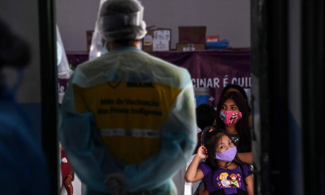 Índios marubo aguardam atendimento em Atalaia do Norte (AM): comissão aponta falta de ação do MEC para incluir indígenas na educação Foto: EVARISTO SA / AFP