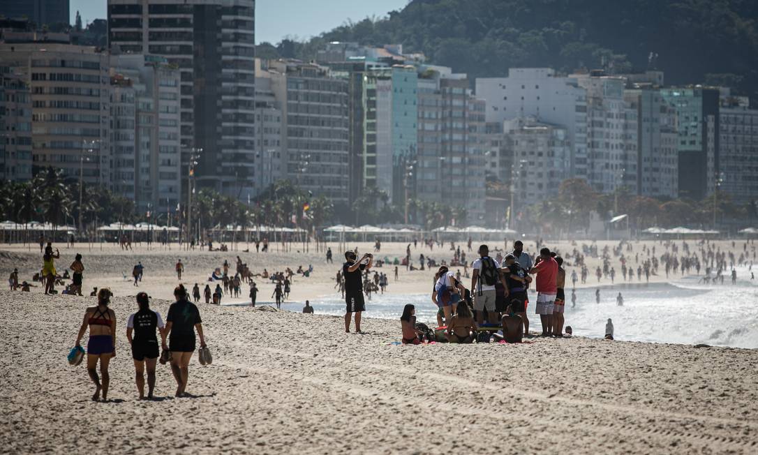 Praia de Copacabana será a primeira a ser testada com marcação de lugar na faixa de areia Foto: Hermes de Paula / O Globo - 25.07.2020