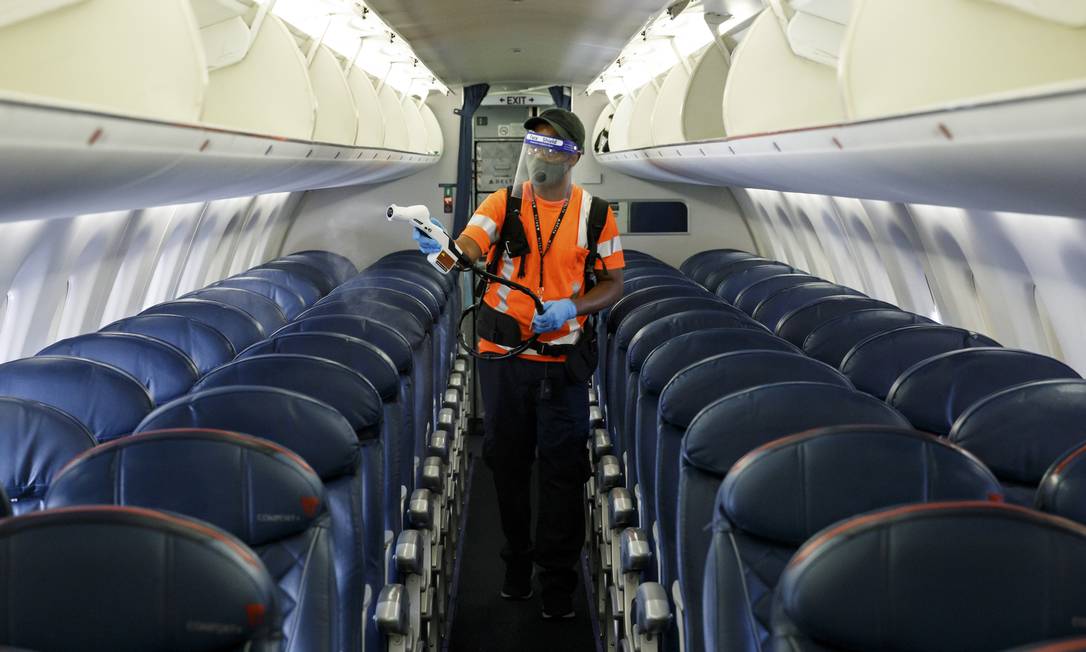 Avião da Delta Air Lines é desinfetado entre voos nos EUA Foto: STEFANO UKMAR / NYT